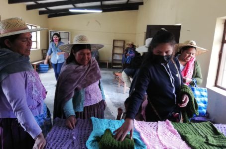 Exposición de trabajos realizados, por el grupo de Dialogo de mujeres tejedoras Pajchapata – Anzaldo.